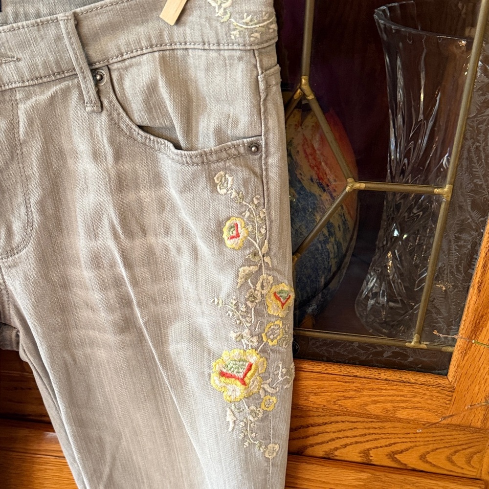 DRIFTWOOD Light Gray Women's Skinny Jeans with Floral Embroidery - Picture 4 of 10